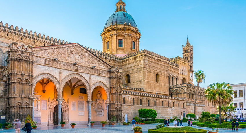 Segnaletica stradale e ferroviaria a Palermo con la Cattedrale di Palermo