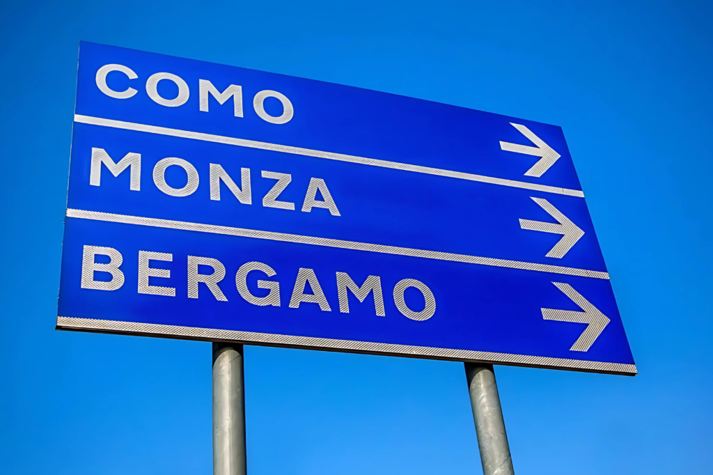 Un cartello stradale che raffigura i segnali di indicazione per le città
