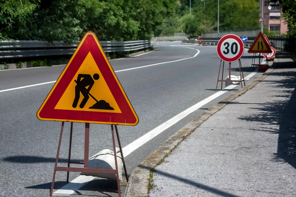 Dei cartelli stradali che raffigurano i segnali temporanei per lavori in corso