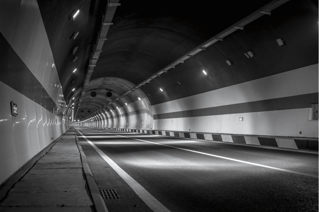 Una galleria con delle linee di corsia in mostra