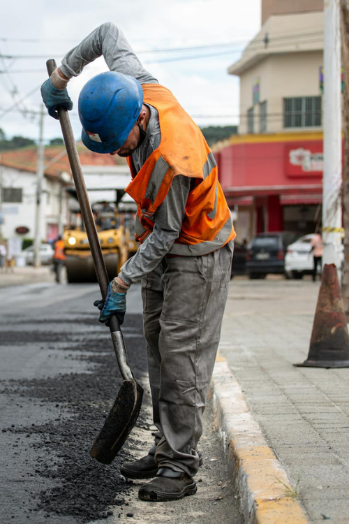Un operaio mentre lavora in strada
